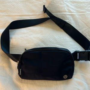 lulu belt bag (like new)